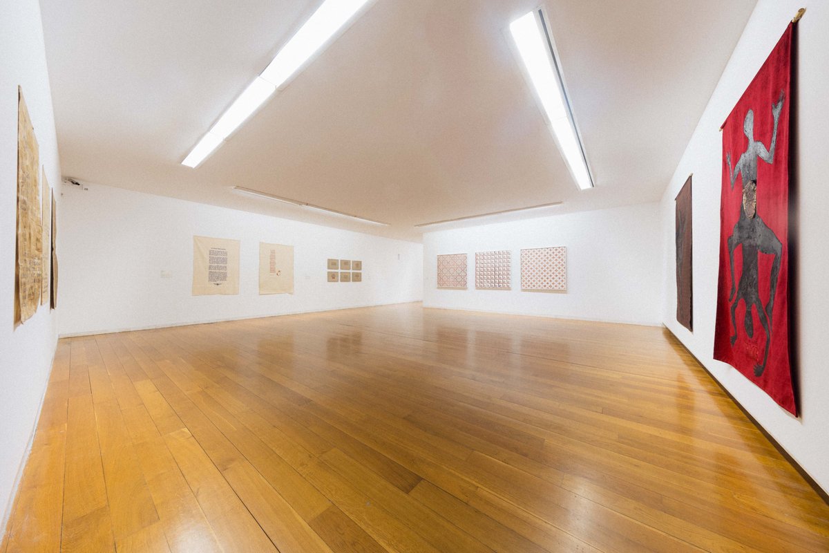 CGACSantiago's tweet image. A través de linguaxes diversas como o téxtil e o bordado, a pintura, o vídeo ou o texto, Priscilla Monge constrúe escenas de confrontación entre o espazo real do cotián e a súa interpretación social e psicolóxica.
Descubre no CGAC a exposición 'Cuestións de vida ou morte'.✨