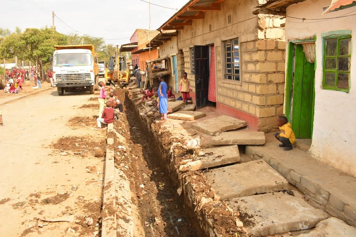 PHIAMAX's tweet image. Drainage cleaning at Kasarani Centre, Malewa West, is in full swing, another sign of Gov. @susankihika’s commitment to grassroots impact.

Cleaner drains = safer homes, better sanitation, &amp;amp; flood prevention.
Leadership that delivers.
#FocusedOnServiceDelivery #MamaWaKazi…