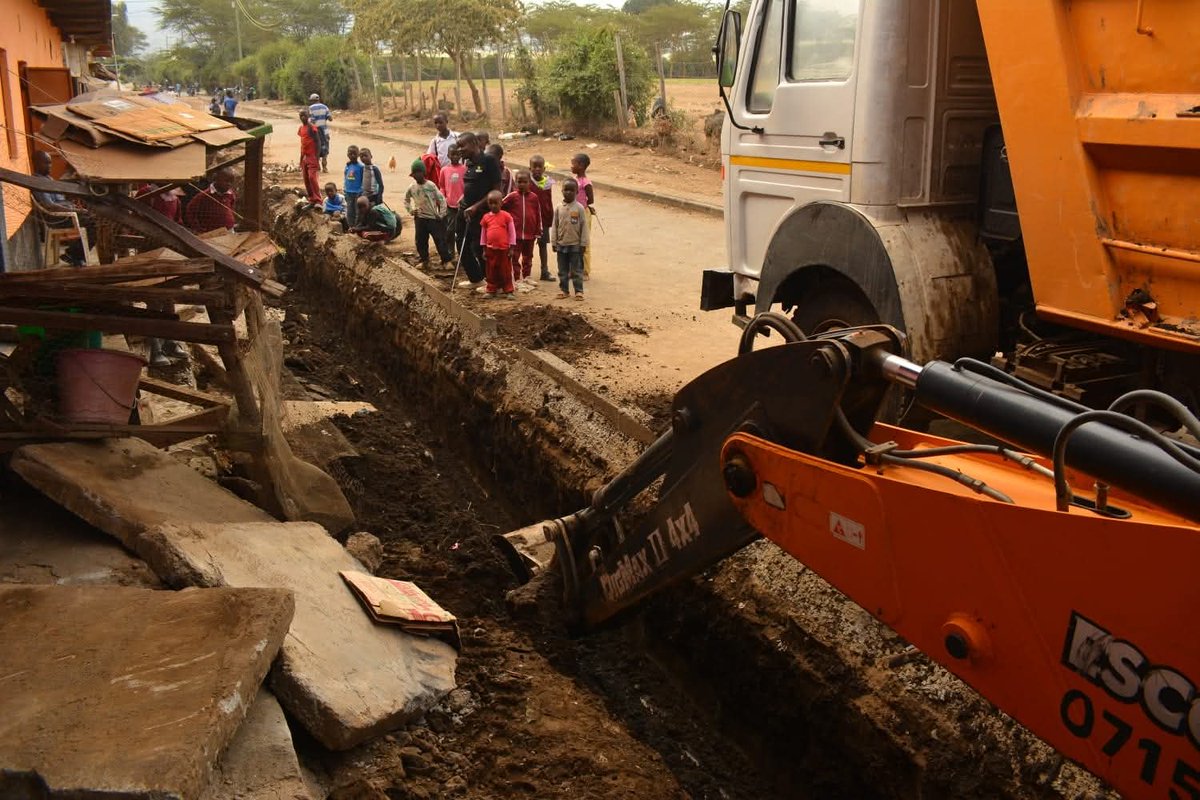 PHIAMAX's tweet image. Drainage cleaning at Kasarani Centre, Malewa West, is in full swing, another sign of Gov. @susankihika’s commitment to grassroots impact.

Cleaner drains = safer homes, better sanitation, &amp;amp; flood prevention.
Leadership that delivers.
#FocusedOnServiceDelivery #MamaWaKazi…