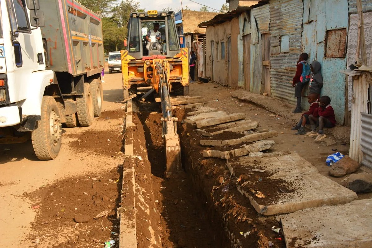 PHIAMAX's tweet image. Drainage cleaning at Kasarani Centre, Malewa West, is in full swing, another sign of Gov. @susankihika’s commitment to grassroots impact.

Cleaner drains = safer homes, better sanitation, &amp;amp; flood prevention.
Leadership that delivers.
#FocusedOnServiceDelivery #MamaWaKazi…