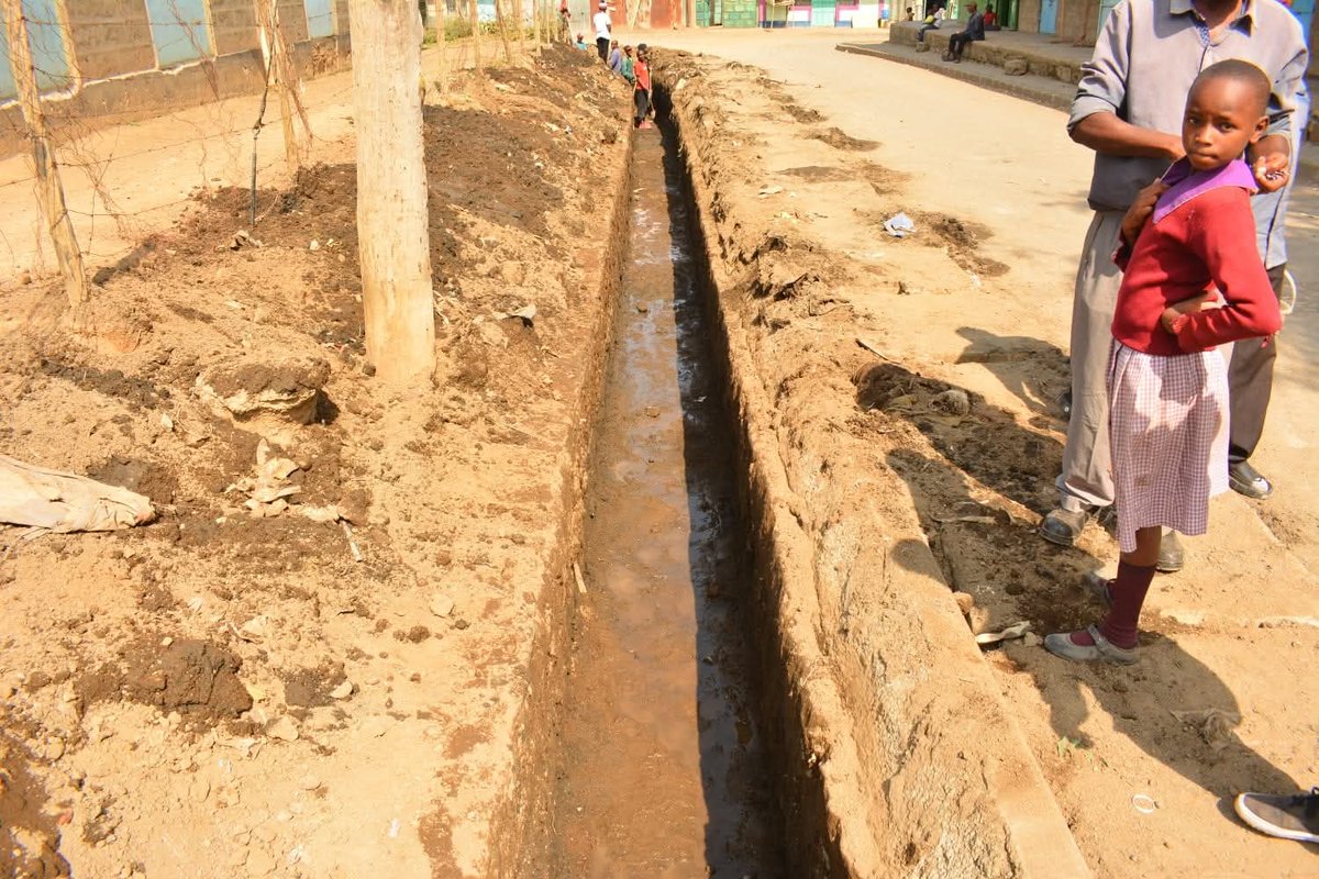PHIAMAX's tweet image. Drainage cleaning at Kasarani Centre, Malewa West, is in full swing, another sign of Gov. @susankihika’s commitment to grassroots impact.

Cleaner drains = safer homes, better sanitation, &amp;amp; flood prevention.
Leadership that delivers.
#FocusedOnServiceDelivery #MamaWaKazi…