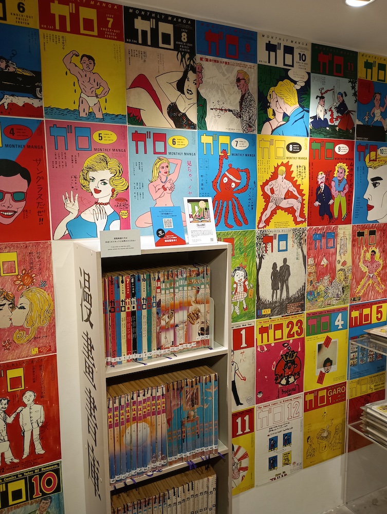 seirinkogeisha's tweet photo. 昨日7/16よりJR東京駅エキナカのVINYL GALLERYにてスタートした『「月刊漫画ガロ」テリー・ジョンスンの“ヘタうま”表紙の世界』。77年〜87年のガロの表紙78点が一挙に並ぶ様は壮観！いま見ても斬新かつ刺激的でした。展示図録では「ペンギンごはん」が復活!?これは絶対お見逃しなく!!　7/31（木）まで https://t.co/1ePfflf0Uf