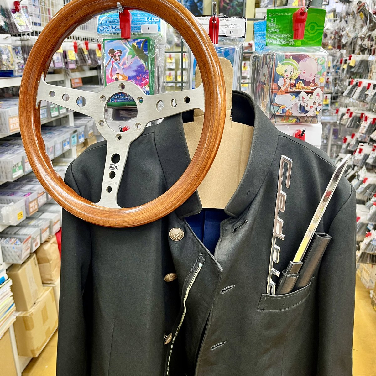 chigasakiUbooks's tweet image. 入荷品です。
なんと学ランはジョニーケイの長ラン。裏地は錦鯉や仁王様。
何を言ってるか分からない世代には分からないままで大丈夫笑
MOMOのハンドルとセドリックのエンブレム、短刀は勿論おもちゃです。
色々と扱ってて面白い店だなぁ…
#ツッパリ
#不良
#ビーバップハイスクール
#旧車