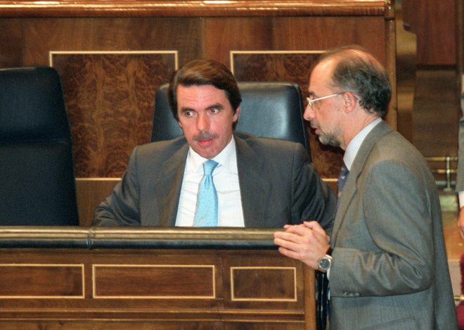 La mayor organización criminal de la historia reciente de España es el gobierno de Aznar. 12 de sus 14 ministros están imputados, implicados o cobraron sobresueldos. El último imputado ha sido el exministro Cristóbal Montoro que creó una red para beneficiar a empresas gasísticas.