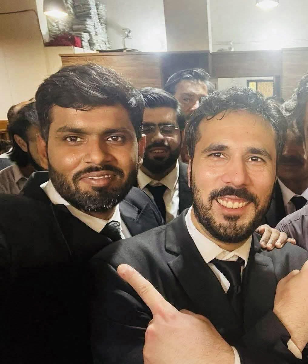 ناجائز ناحق قید کے 701 دن، بیرسٹر حسان نیازی اور ایڈووکیٹ حیدر مجید نے انصاف تو مانگا، معافی نہیں۔