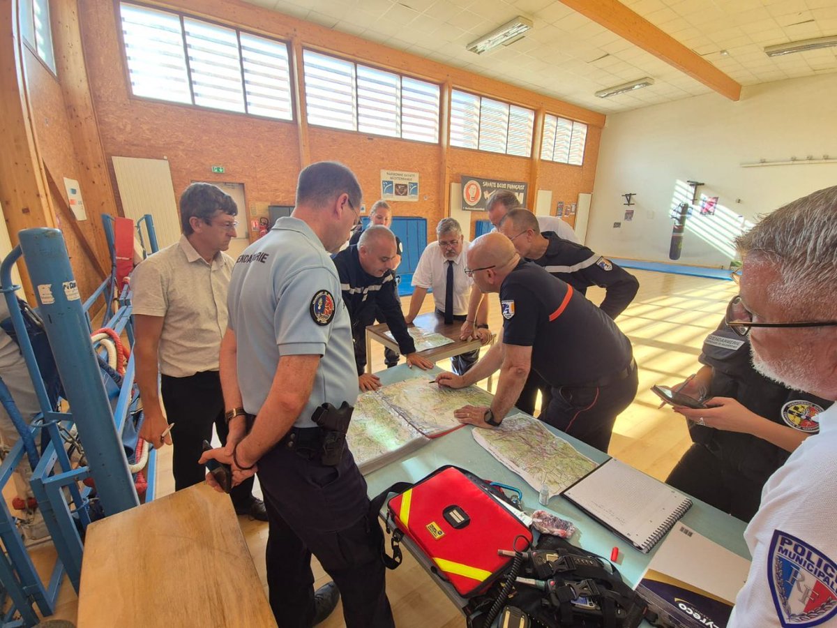 Prefet11's tweet photo. Dans les coulisses de la gestion de crise : les incendies de #Lagrasse, #Bizanet, #Douzens et #Narbonne

Lors d’une gestion de crise d’ampleur qui touche plusieurs communes, le préfet devient directeur des opérations. 

Dans ce contexte, les missions du préfet, avec l’appui des membres du corps préfectoral et des services de la Préfecture mobilisés, en particulier le service interministériel de défense et de protection civile sont : 
➡️ Coordonner les opérations de sécurité et de secours à travers l’armement d’un centre opérationnel départemental (en somme une cellule de crise)
➡️ Décider les mesures à prendre pour protéger les biens et les populations 
➡️ Aller sur place pour évaluer l’ampleur de la crise 
➡️ Soutenir les collectivités locales 
➡️ Informer la population et lui transmettre des consignes. 

Lors des incendies, le centre opérationnel départemental est resté activé 24h/24 pendant plusieurs jours. Une cellule d’information au public a été animée par des fonctionnaires volontaires.