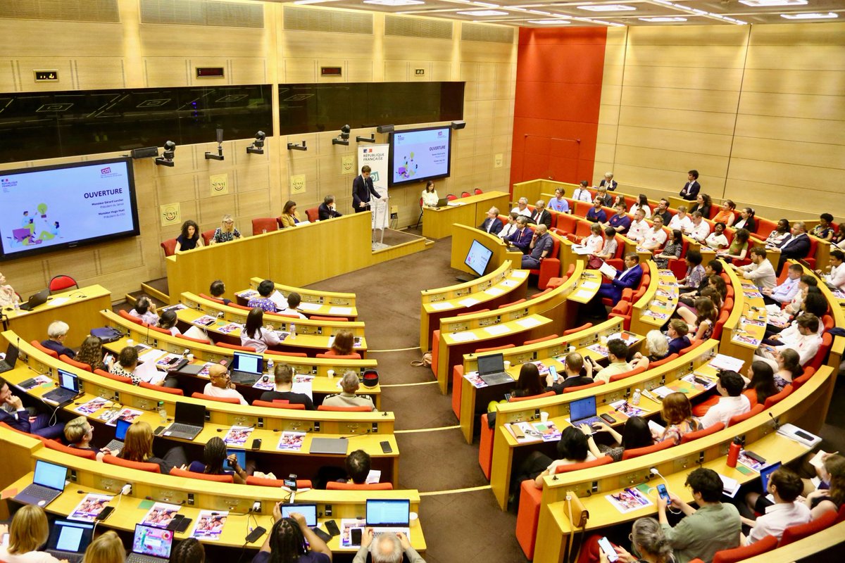 classcode_fr's tweet image. 🎤 Class’Code est intervenu au Sénat lors de la séance d’accueil des nouveaux membres du @CO_Jeunesse !
@BastienMasse y a porté la voix de l’#IA pour l’éducation et l’insertion, en présence de @MarieBarsacq .
#jeunesse #numerique #education