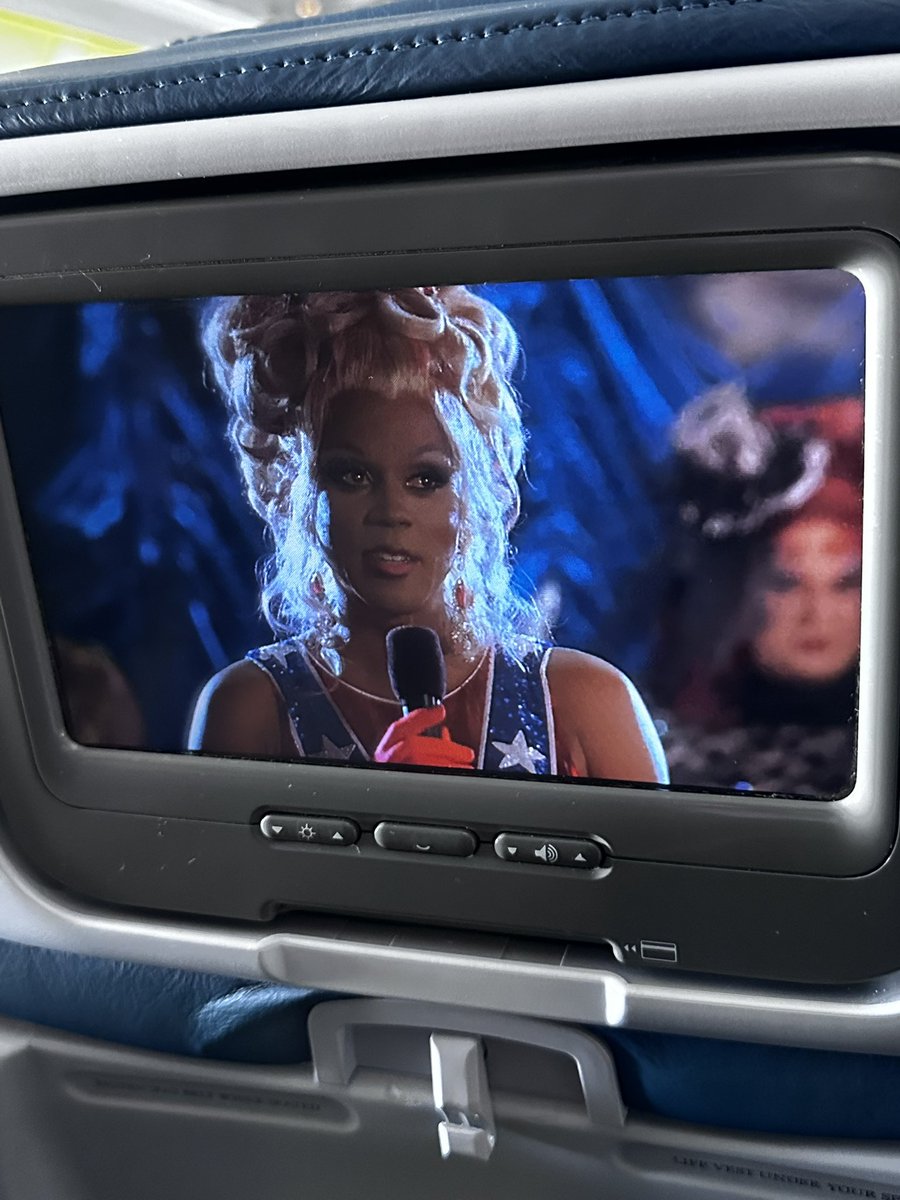 iiwantuuu's tweet image. watched my comfort movie on the plane ride home ✈︎ #towongfoo