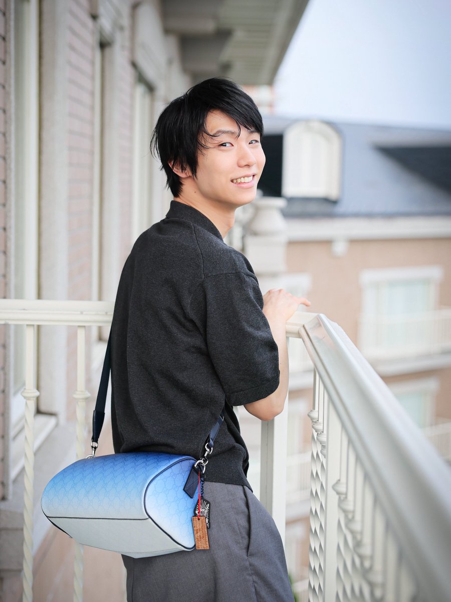 今気づいたけど羽生くん×GUCCIブルーのショットも 笑顔バージョンと