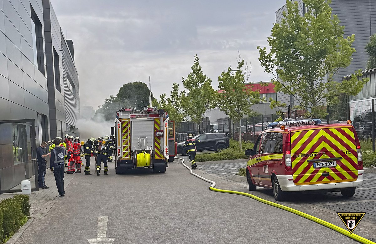 Am Mittwochvormittag brannte es in einer #Autowerkstatt in #Forstenried. Was die Sprinkleranlage leistete, lest ihr hier. 👇
Ganzer Bericht: presseportal.de/blaulicht/pm/1…

#WirFürMünchen