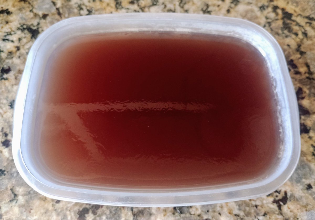 Consumir gelatina sin sabor es una forma práctica y eficaz de estimular la producción natural de colágeno, lo que favorece el crecimiento de uñas y cabello, mejora la elasticidad de la piel y fortalece las articulaciones.

A continuación, te explico cómo prepararla 👇🏼