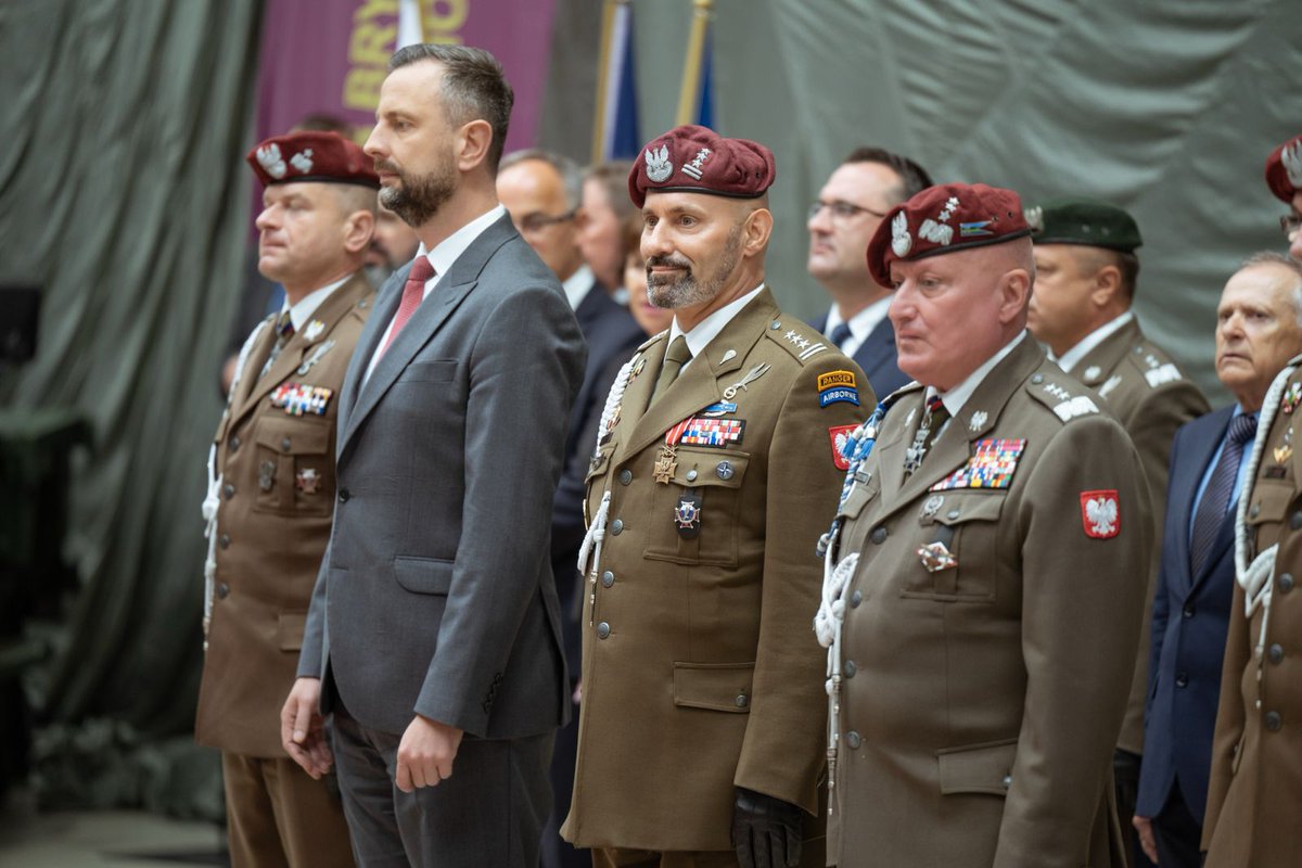 DGeneralneRSZ's tweet image. W czwartek 17 lipca odbyło się przekazanie obowiązków na stanowisku dowódcy 6 Brygady Powietrznodesantowej 🪂 w Krakowie. Sztandar i dowodzenie 6BPD z rąk gen. bryg. Michała Strzeleckiego, przejął płk Piotr Bieniek.
Uroczystość odbyła się w obecności Ministra Obrony Narodowej…