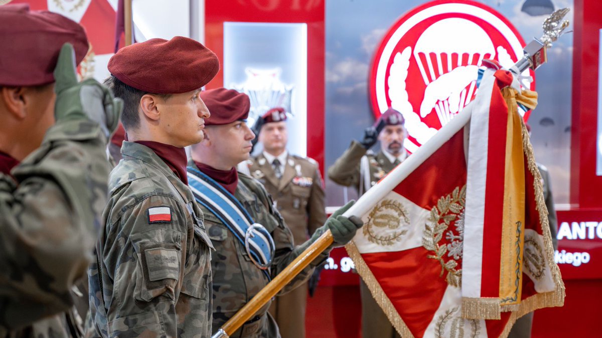 DGeneralneRSZ's tweet image. W czwartek 17 lipca odbyło się przekazanie obowiązków na stanowisku dowódcy 6 Brygady Powietrznodesantowej 🪂 w Krakowie. Sztandar i dowodzenie 6BPD z rąk gen. bryg. Michała Strzeleckiego, przejął płk Piotr Bieniek.
Uroczystość odbyła się w obecności Ministra Obrony Narodowej…