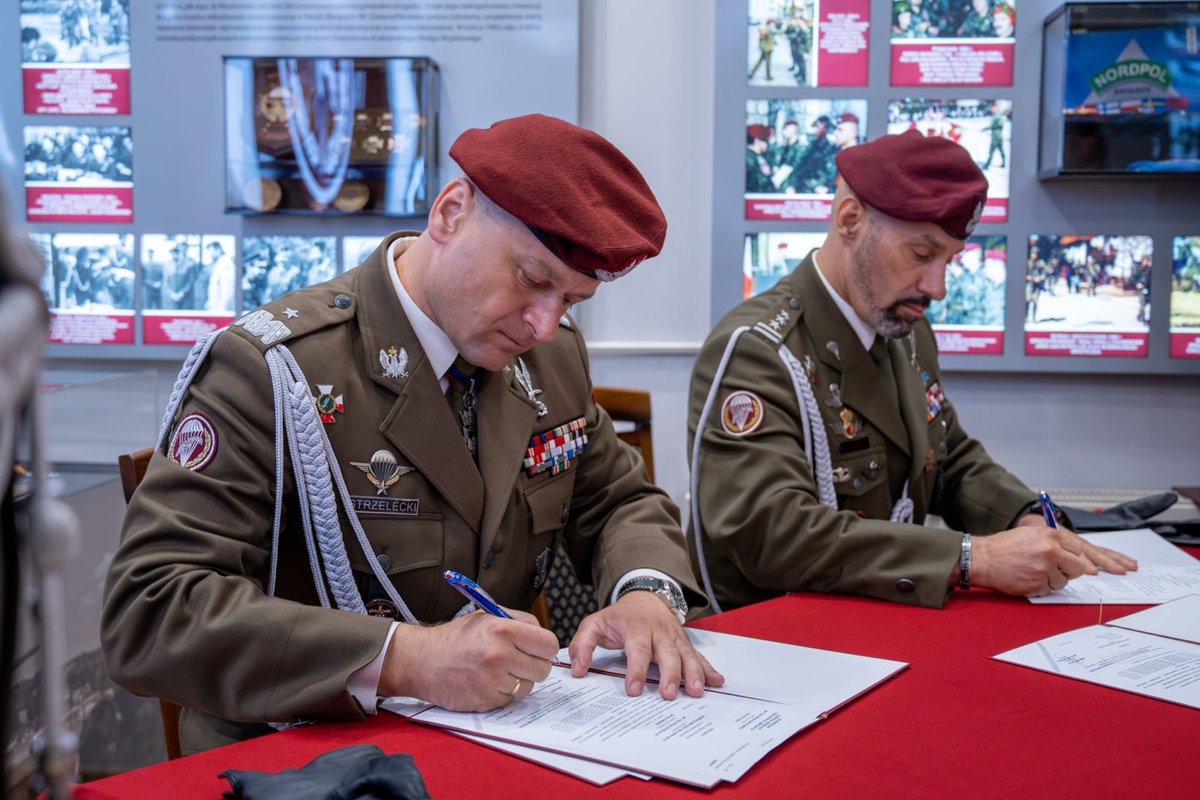DGeneralneRSZ's tweet image. W czwartek 17 lipca odbyło się przekazanie obowiązków na stanowisku dowódcy 6 Brygady Powietrznodesantowej 🪂 w Krakowie. Sztandar i dowodzenie 6BPD z rąk gen. bryg. Michała Strzeleckiego, przejął płk Piotr Bieniek.
Uroczystość odbyła się w obecności Ministra Obrony Narodowej…