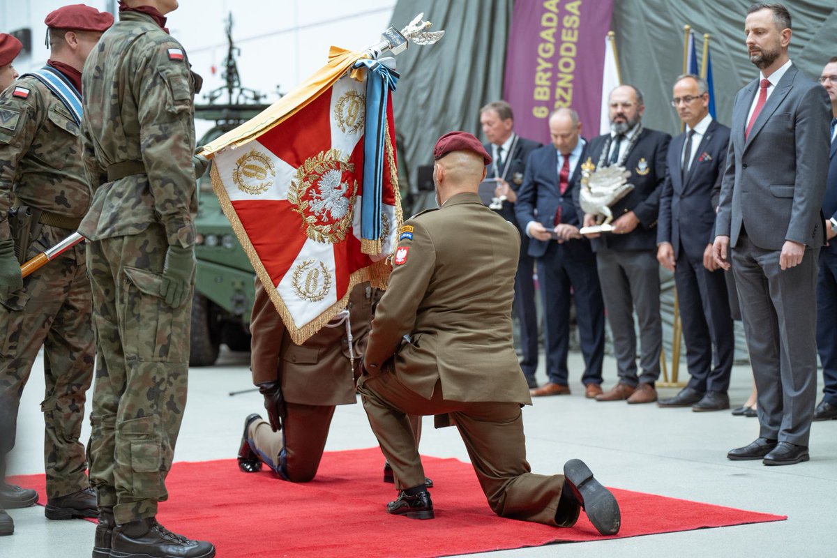 DGeneralneRSZ's tweet image. W czwartek 17 lipca odbyło się przekazanie obowiązków na stanowisku dowódcy 6 Brygady Powietrznodesantowej 🪂 w Krakowie. Sztandar i dowodzenie 6BPD z rąk gen. bryg. Michała Strzeleckiego, przejął płk Piotr Bieniek.
Uroczystość odbyła się w obecności Ministra Obrony Narodowej…