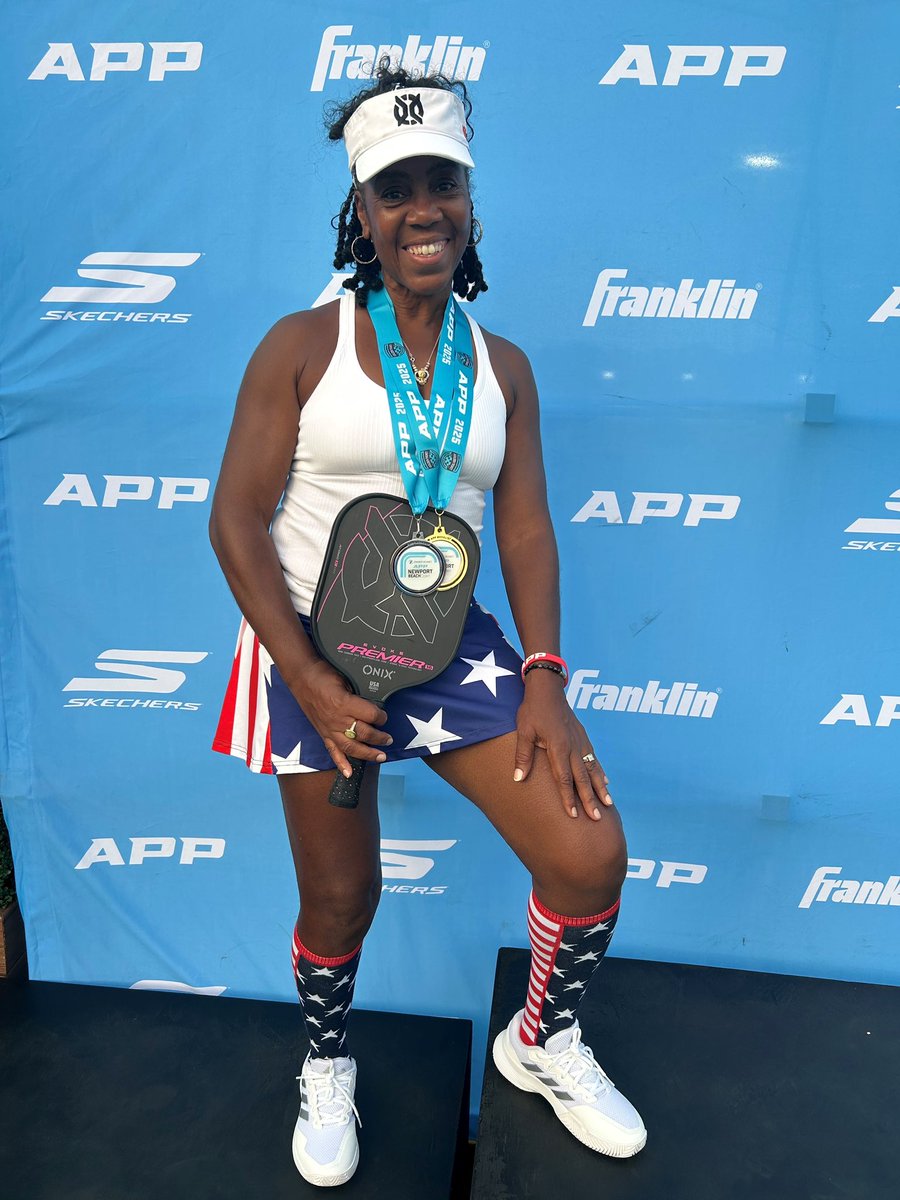 YoYo Monroe brought the medals home from Newport Beach!

🥇 4.5 60+ Mixed Doubles – Gold
🥈 4.5 55+ Women’s Doubles – Silver (with a blind date partner!)

Proud to have Yoyo repping Team ONIX on and off the court. 💪 #teamONIX #PlayYourBest #APPNewport

onixpickleball.com/products/onix-…