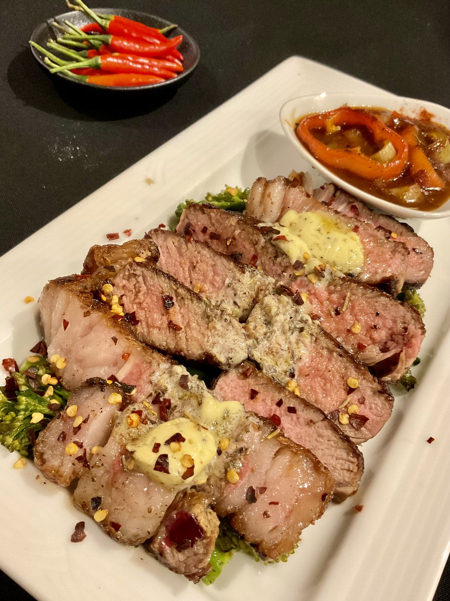 zandatoto's tweet image. #KetoKitchen Pan-seared juicy sirloin steak topped with melting garlic-herb butter on a bed of steamed tender broccoli. Served with a bell pepper steak sauce for a savoury kick. #keto4everydaypeople