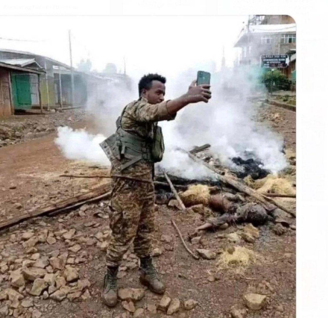 Eyerustg's tweet photo. It’s a beyond evil👿#Ethiopia ! After they burn🔥human being they taking self pictures with the burning human life🥲#Tigray Genocide is real #CallitGenocide‼️😭
@amnesty @UNHumanRight @IntlCrimCourt @UNGeneva 
@EU_Commission @StateDept @UKParliament 
@UNSCO_MEPP @_AfricanUnion https://t.co/eKy28dC60W