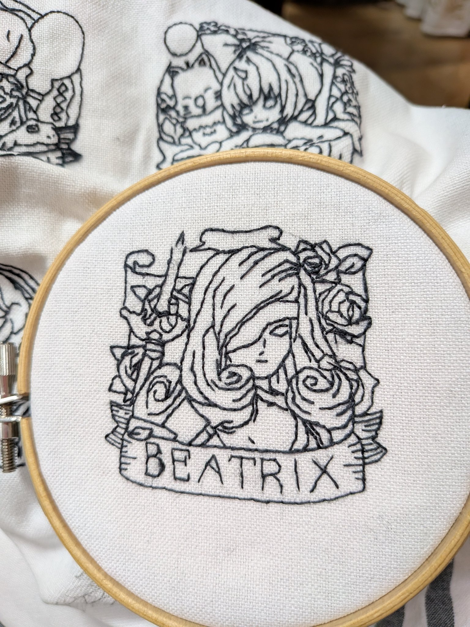 手刺繍 アオザイ 全て刺繍は手で、しております。 立体刺繍でお花をつくる｜絹糸で手刺繍｜刺繍アクセサリー｜みる