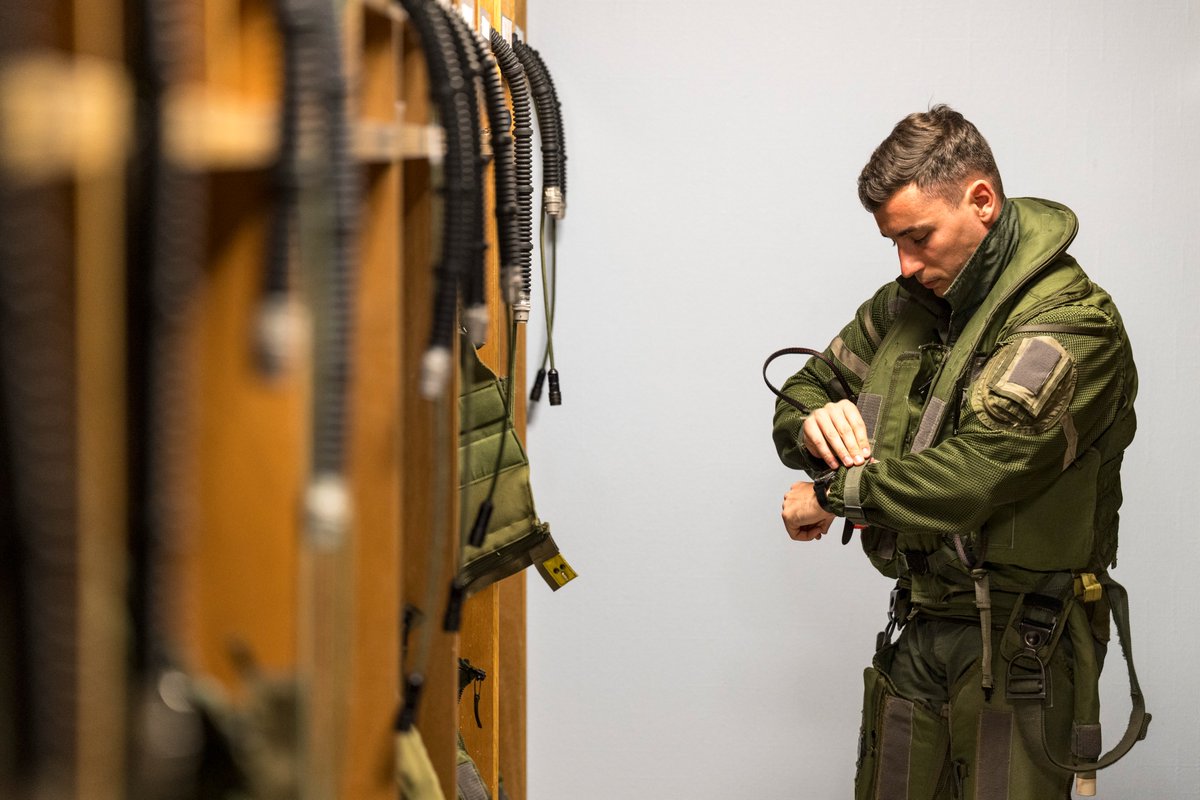 Armee_de_lair's tweet image. Ce mois-ci dans votre Air actualités :
➡️Focus sur le retrait du service du C-135
➡️Zoom sur le sergent-chef Dorian et son chien de combat Peyo
➡️Au cœur d'#ATHENA25 avec les forces spéciales air
Et bien plus encore..
Disponible en kiosque et en ligne 👉 bit.ly/44wgZSb