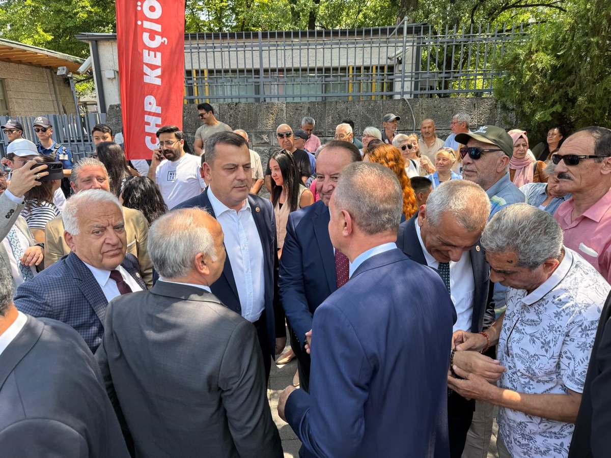 Zeytinime Dokunma!
Ankara İl Başkanlığının, TBMM grubumuz ve yurttaşlarımızın katılımıyla TBMM kapısı önünde düzenlediğimiz basın açıklamasıyla, zeytinlik alanlarının talan edilmesini amaçlayan yasaya tepkimizi gösterdik #ZeytinimeDokunma #ZeytinHayattır #MadenYasasınıGeriÇek