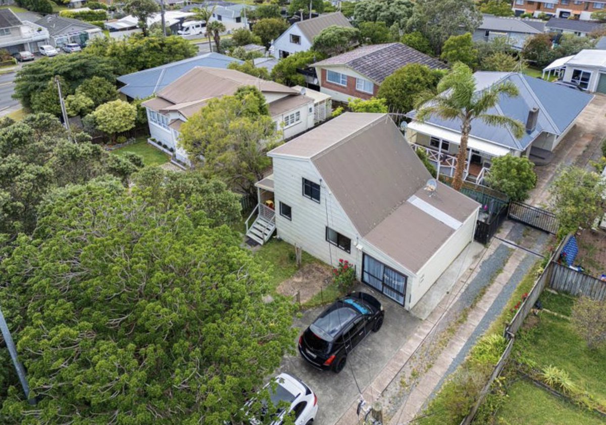 RasooliSheida's tweet photo. Eli Weir is back in NZ, this time it's the suburb of Red Beach near Auckland

You know someone is too much of a scammer when even Malaysia won't have them! https://t.co/EL1E7YGH5R