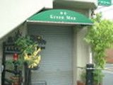 GellowH's tweet photo. 昔、喫茶Green Man っていう名前の、ちょっとオシャレな感じの店があって。

自分的にグリーンマンといえば、あのグリーンマンを連想するが「いや、この感じでそれは関係ないわな」と自分に言い聞かせていたのだが。

外のメニュー置きみたいな板、どう見てもゴジラとキングギドラだったんだよな…。 https://t.co/SCaQ6IFFwU