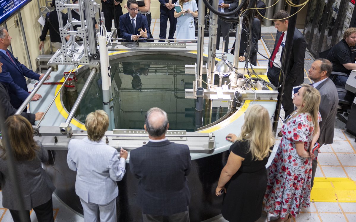 EDSecMcMahon's tweet image. Thank you, @GovBraun, @SecJennerIN, and @LifeAtPurdue leadership for welcoming me to Indiana yesterday.
I saw the best of education in action — from the impact of your workforce development programs to a tour of Purdue’s cutting-edge nuclear reactor research lab.
@tmhuston…