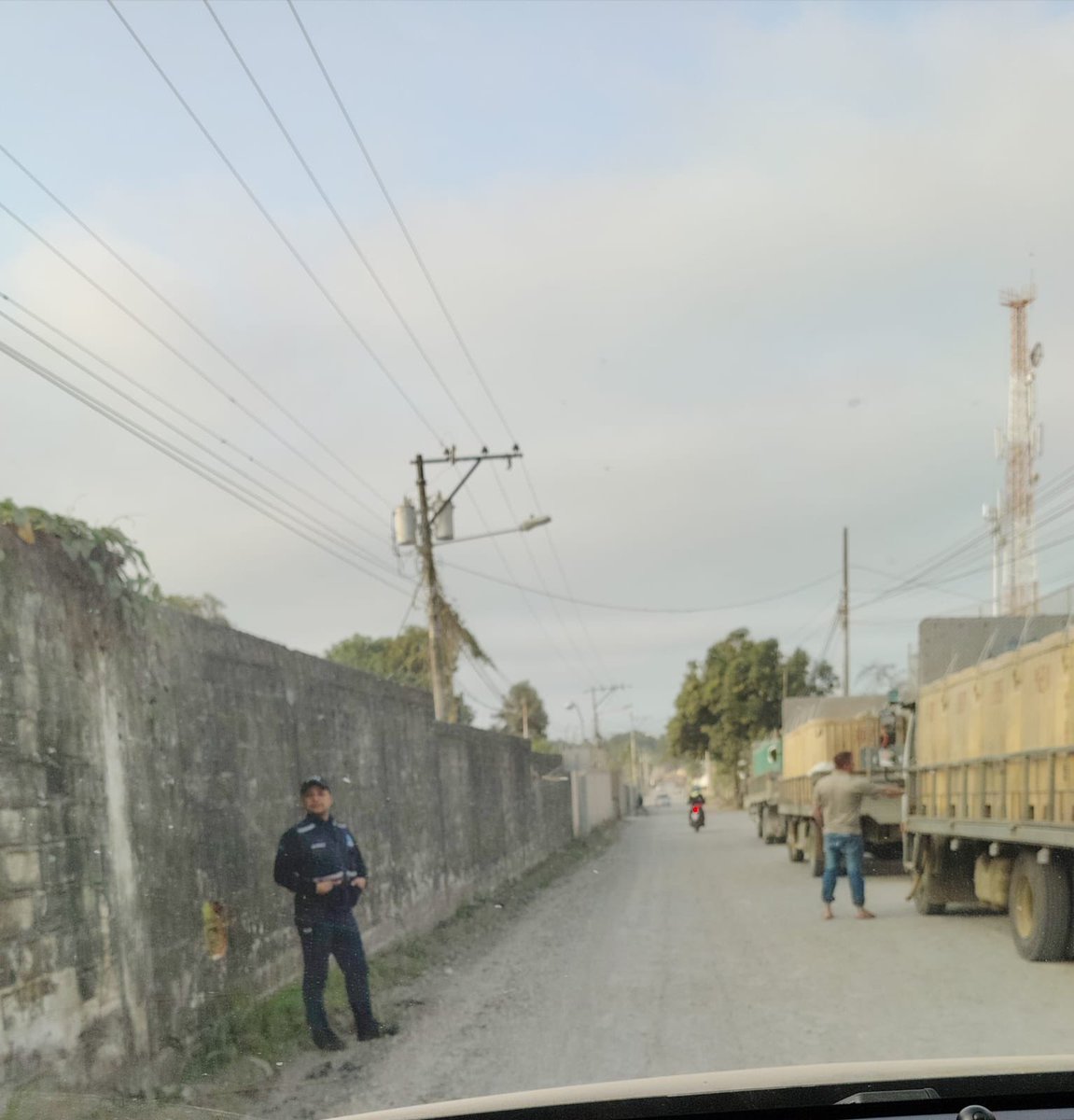 15_5vialacosta's tweet photo. HELP!! Alcalde @aquilesalvarez CAOS TOTAL
1. La calle en mal estado. (Obra inconclusa)
2. Terrenos sin cerramientos
3. Vendedores informales
4. No hay señaletica
5. Poca iluminación 
6. Transporte pesado
ZONA RESIDENCIAL
@taticoronelf @AagGerente @Ing_Anchundia @SSantiagosegura https://t.co/pYFrzS6T6H