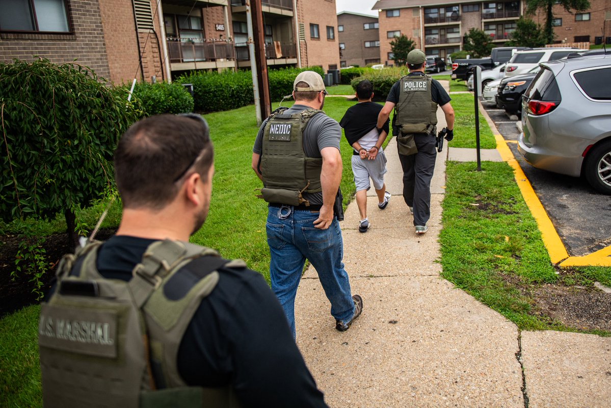 USMarshalsHQ's tweet image. Throughout the spring and summer months of 2025, the U.S. Marshals Service has focused collaborative enforcement efforts on violent criminal alien fugitives in support of ICE and the Make D.C. Safe and Beautiful Task Force.
#USMarshals
usmarshals.gov/news/press-rel…