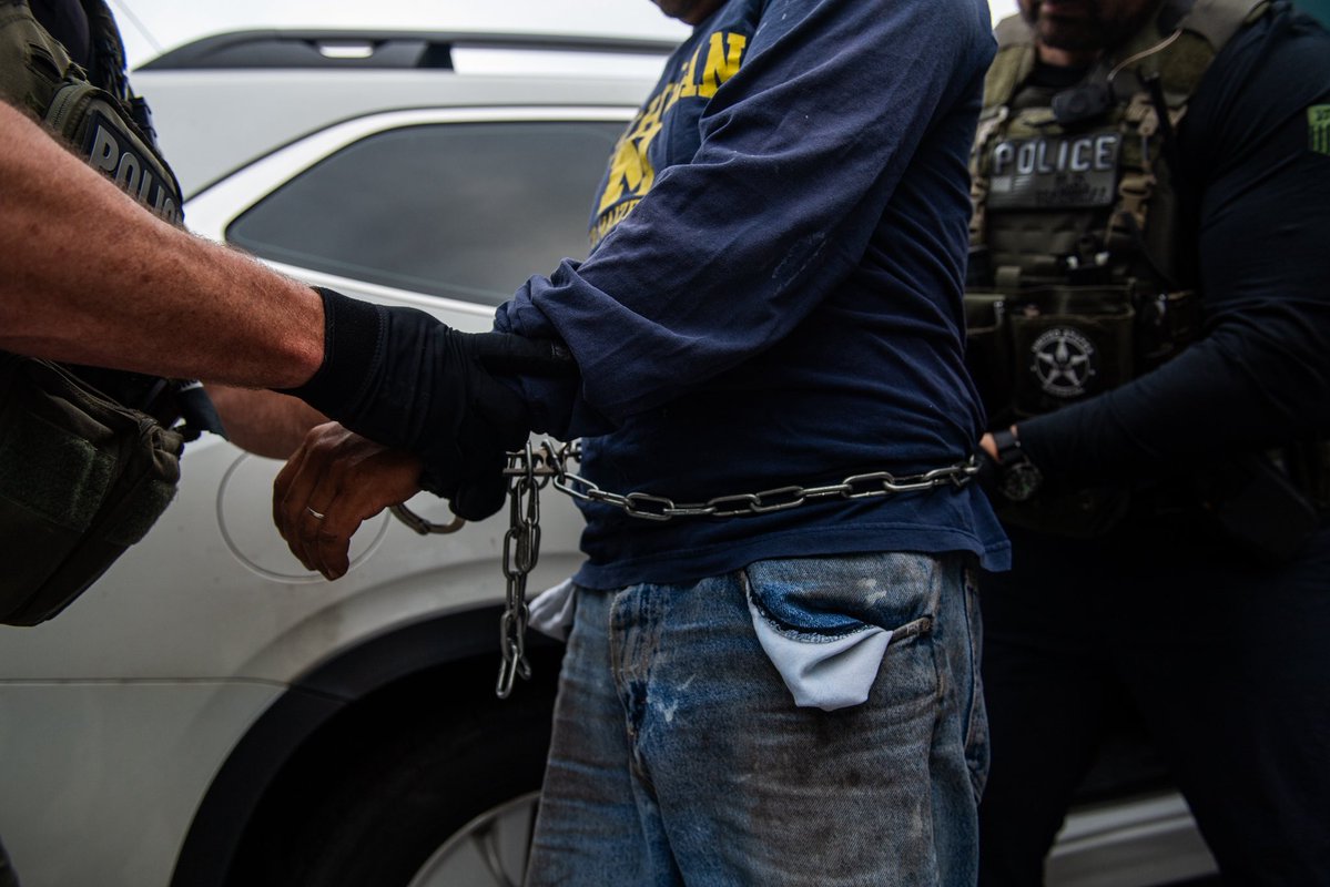 USMarshalsHQ's tweet image. Throughout the spring and summer months of 2025, the U.S. Marshals Service has focused collaborative enforcement efforts on violent criminal alien fugitives in support of ICE and the Make D.C. Safe and Beautiful Task Force.
#USMarshals
usmarshals.gov/news/press-rel…