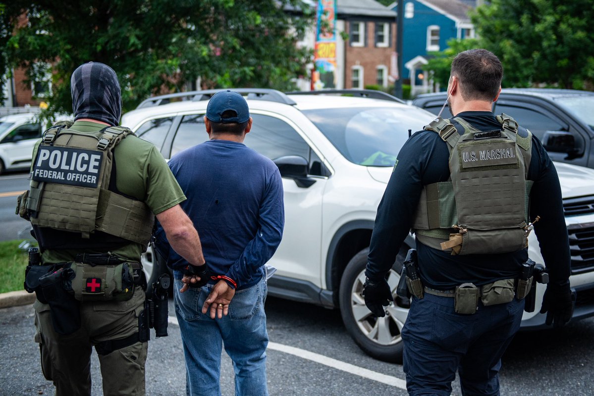 USMarshalsHQ's tweet image. Throughout the spring and summer months of 2025, the U.S. Marshals Service has focused collaborative enforcement efforts on violent criminal alien fugitives in support of ICE and the Make D.C. Safe and Beautiful Task Force.
#USMarshals
usmarshals.gov/news/press-rel…