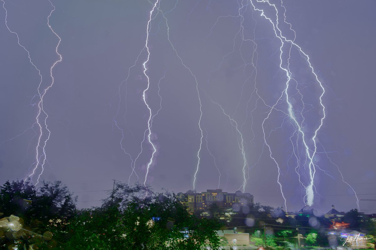 dcsplicer's tweet image. A composite image of 5 lightning strikes from last night. #MDwx @capitalweather @WeatherJackie
