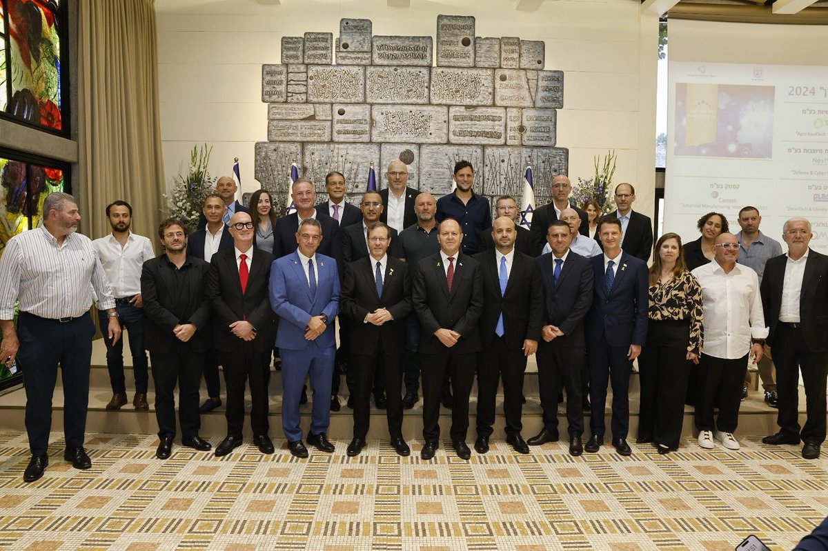 NirBarkat's tweet image. במעמד מרגש ומעורר גאווה בבית הנשיא, הענקנו היום את אות סחר החוץ של משרד הכלכלה והתעשייה לעשר מהחברות היצואניות המובילות של ישראל.
בזמן שחיילי צה”ל וכוחות הביטחון נלחמים בחזית, היצואנים והתעשיינים נלחמים על הכלכלה של מדינת ישראל. שומרים על הצמיחה, מחזקים את העורף, ומשמרים את…
