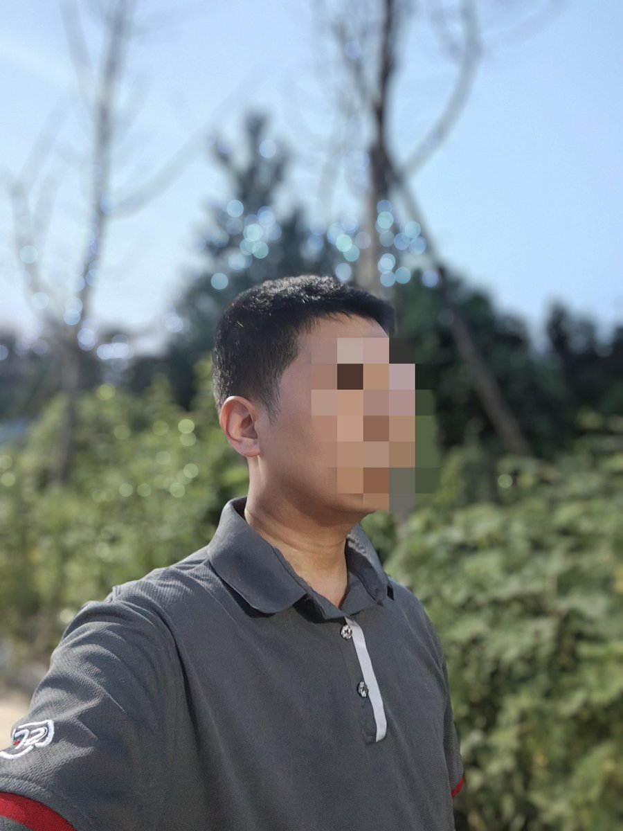 穿上顺丰快递服，到大街上随便走走。这时候的我在别人眼里就是个快递员了吧。短暂的角色扮演。😎😎😎