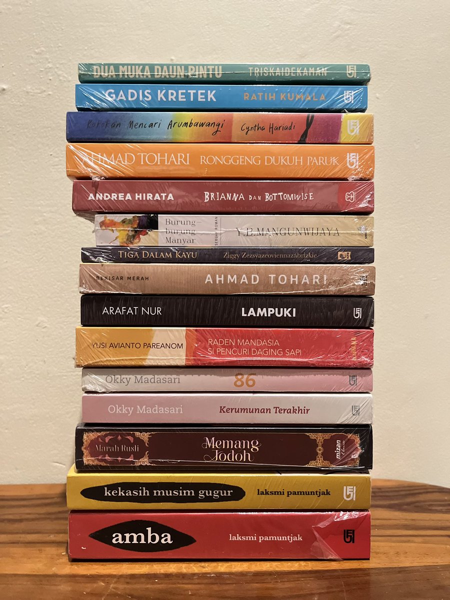 leejenoailopyu's tweet image. // WTS (want to sell) 

mau jual buku novel. pict 1 &amp;amp; 2 segel (sealed), pict 3 preloved. semua ori, good condi. ada yg bahasa inggris juga.

🍊 via oren
✅ sudah include adm+packaging
📍tgr

jika lewat tolong RT/like yaa, terimakasih!

t. bekas fiksi nonfiksi self improvement