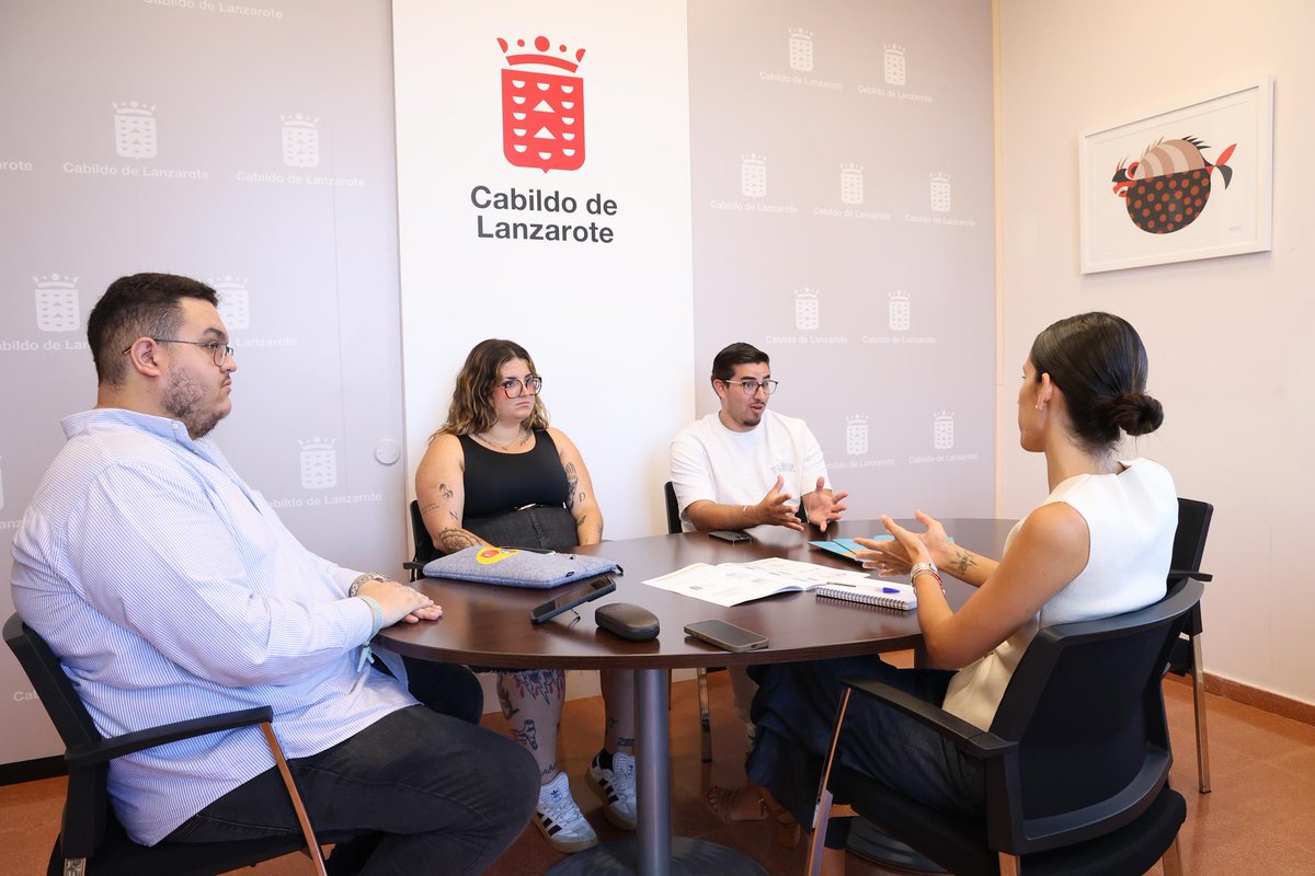 🔑 Celebramos una reunión con el Consejo de la Juventud de Canarias para abordar el reto de la emancipación juvenil.

🏠 En este encuentro se analizaron los preocupantes datos, así como avanzar en soluciones reales adaptadas a la realidad de los jóvenes lanzaroteños.