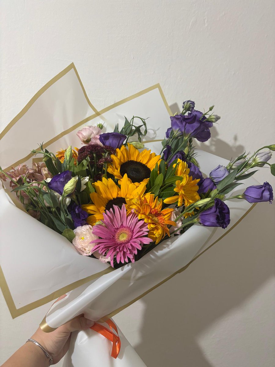 cansel_mart's tweet photo. Bu sene aldığım çiçekler 🥹🤍🌷💐🌹 https://t.co/GonmjwcL40