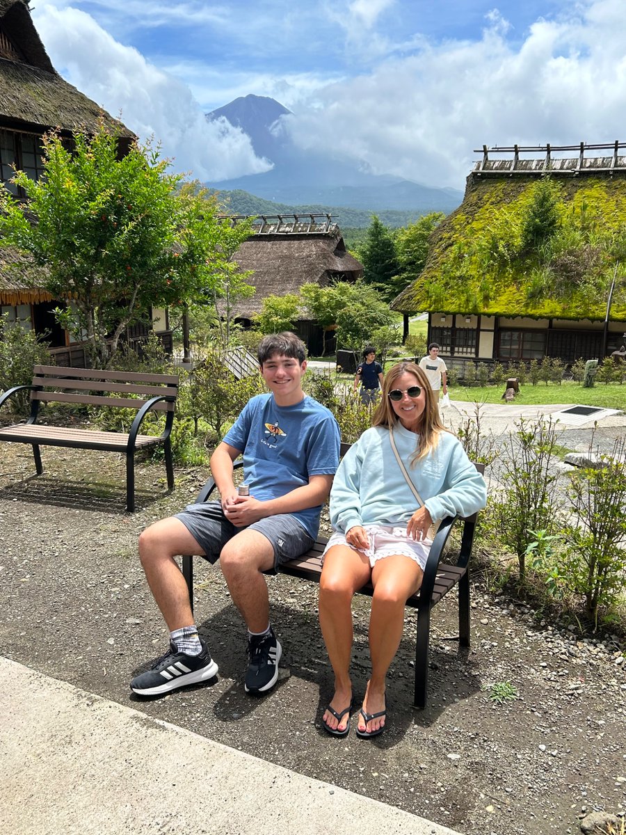 Amy Thompson tweet media