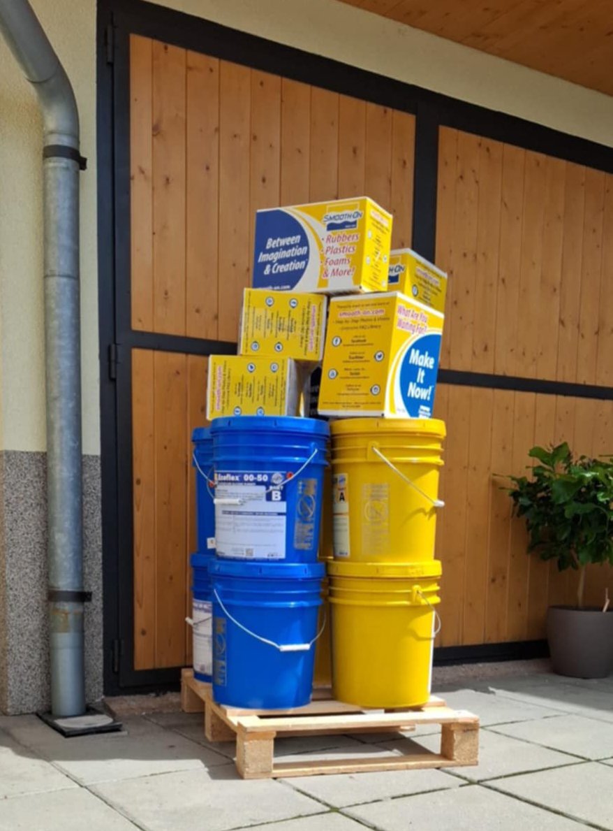 I'm starting to have second thoughts about this enourmous silicone order 😵‍💫 Will you guys even want this much dongs? 👀

Guess the total weigt 🥴 clostest tip will get 20€ coupon 👀