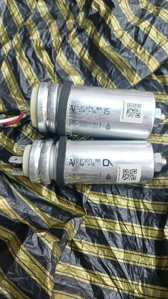 adem_tari's tweet photo. @beyramuz Kurutma makinesi bozuldu; fişe takınca kaçak akım rölesi atıyor, evin elektriği gidiyor.
Atık usta çağırınca neler olacağını bildiğim için söktüm, buldum arızayı. İki tane kondansatör, toplamda 330 TL'ye kesin çözüm... 😎 https://t.co/s7Smigpist