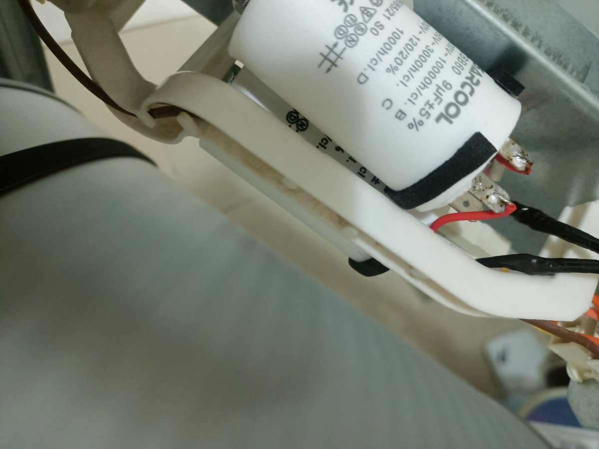 adem_tari's tweet photo. @beyramuz Kurutma makinesi bozuldu; fişe takınca kaçak akım rölesi atıyor, evin elektriği gidiyor.
Atık usta çağırınca neler olacağını bildiğim için söktüm, buldum arızayı. İki tane kondansatör, toplamda 330 TL'ye kesin çözüm... 😎 https://t.co/s7Smigpist