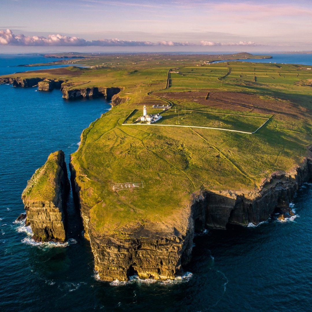 🌊✨ Lunchtime Beauty Break ✨🌊

Perched high above the Atlantic, Loop Head Lighthouse has watched over the wild Clare coastline since 1670 - proud, graceful, and steeped in maritime magic. 

Learn more: visitclare.ie/attractions/lo…