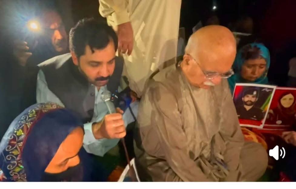 FAZALASHNA2's tweet photo. پشتونخوا ملی عوامی پارٹی کے چیئرمین اور تحریک تحفظ آئین پاکستان کے صدر محترم مشر محمود خان اچکزئی نے بلوچ یکجہتی کونسل کے جاری دھرنے میں شرکت کی
بلوچ بہنوں اور بیٹیوں کو دلاسہ دے کر کہا 
ہم سب محکوم اور مظلوم ہے سب نے مل کر جمہوری طریقے سے اپنے حقوق حاصل کریں گے
#missingbaloch https://t.co/Wb6WC2lPck