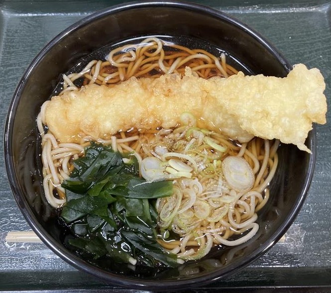 KenNobuy's tweet image. 名代 箱根そば 豊洲店  
東京都江東区豊洲５丁目５−１−２０  
いか天そば（560円）
やっぱりそばですね。関西のうどんはいまいち口にあいません。ごちそうさまでした。