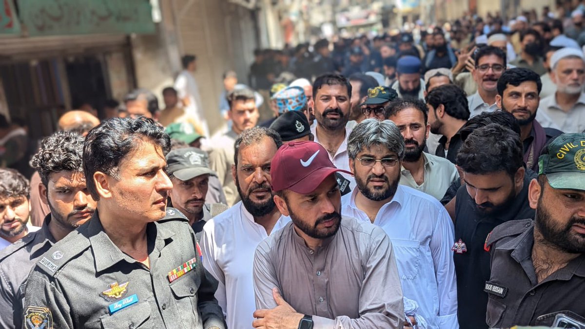 پشاور'چیف ٹریفک آفیسر ہارون رشید خان کی ہدایت پر کوہاٹی گیٹ اور قصہ خوانی بازار میں تجاوزات مافیا کیخلاف کارروائیاں 

کارروائیاں سٹی ٹریفک پولیس اور پشاورکی ضلعی اانتظامیہ مشترکہ طور پر کر رہی ہیں 

ٹریفک حکام اوراہلکار تجاوزات مافیا کیخلاف کارروائیاں جاری رکھیں،چیف ٹریفک آفیسر