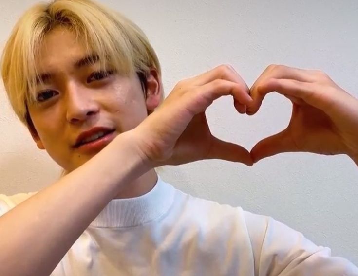 안뇽 트친님들👋
갑자기 말없이 2달 사라져서 놀랐죠 하핳..
여름 오면서 일이 부쩍 늘고 주말 약속 잡히고..😅
또 제가 인생 첫연애를 시작하게 되어서..더 시간이 없어졌네요
앞으로 언제 들어올진 모르겠지만 일단 가끔씩 안부인사 나누러 올게요!
그래도 제 최애는 변함없는 후미야입니다🩷