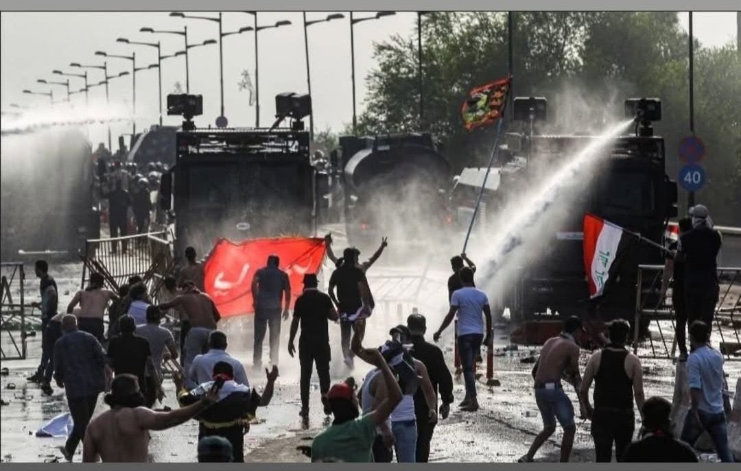 هذه الآليات كانت ترش الماء الحار على المتظاهرين تشرين اين هيه من إطفاء الحريق مول الكوت