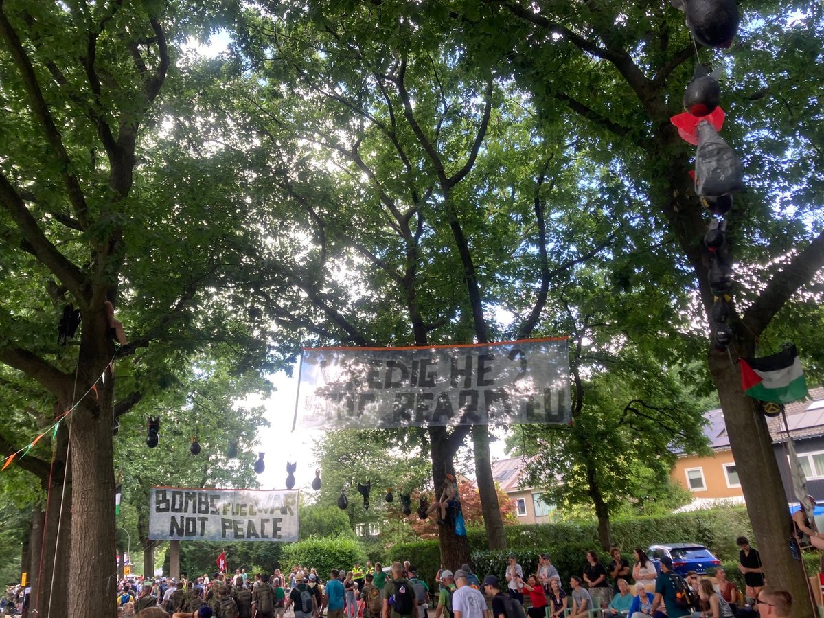 SabScharwachter's tweet image. Vandaag bij de Vierdaagse in Nijmegen een belangrijke boodschap boven de hoofden van de talloze deelnemende (oud-)militairen-in-pak ❤️🕊️ Stop Rearm EU & Bombs fuel war, not peace!
