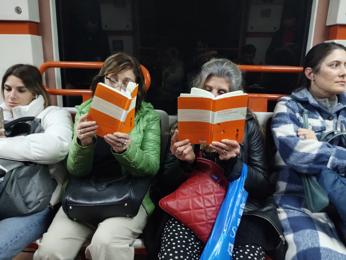 sublecturas's tweet image. "Teoria de la gravedad", de @leilaguerriero2 en la #LíneaB @LibrosAsteroide